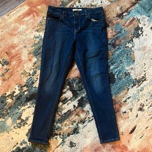 Great condition dark wash Levi Skinny Jeans Size 32”